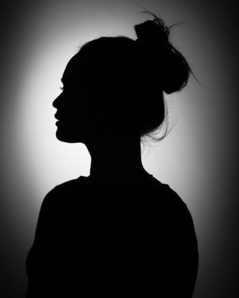 Ảnh trắng đen con gái buồn