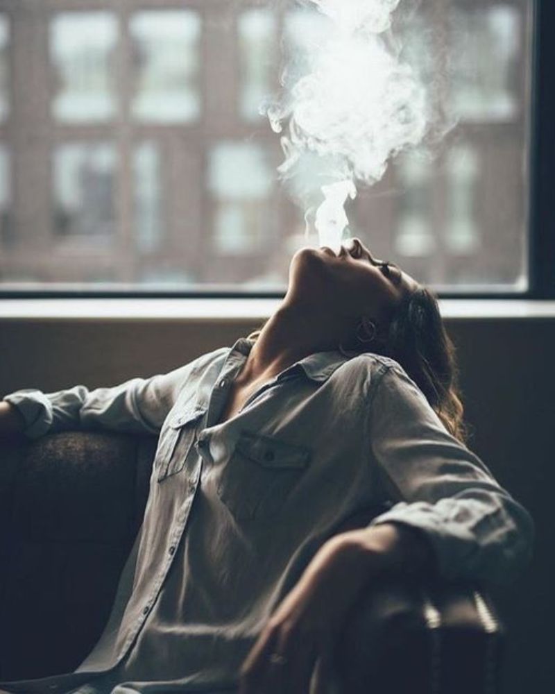 Ảnh con gái hút thuốc buồn