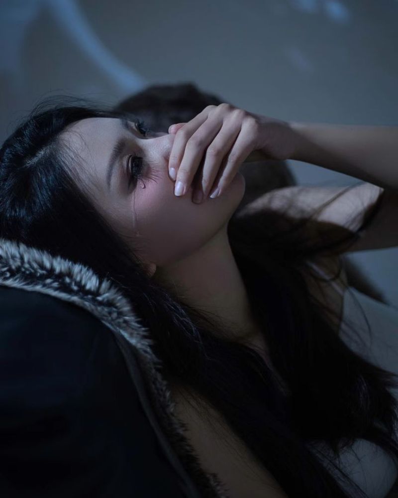Ảnh cô gái buồn với đôi mắt đẫm lệ