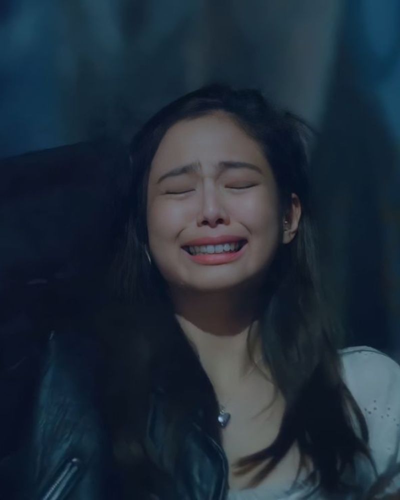 Hình ảnh buồn cô gái khóc nức nở