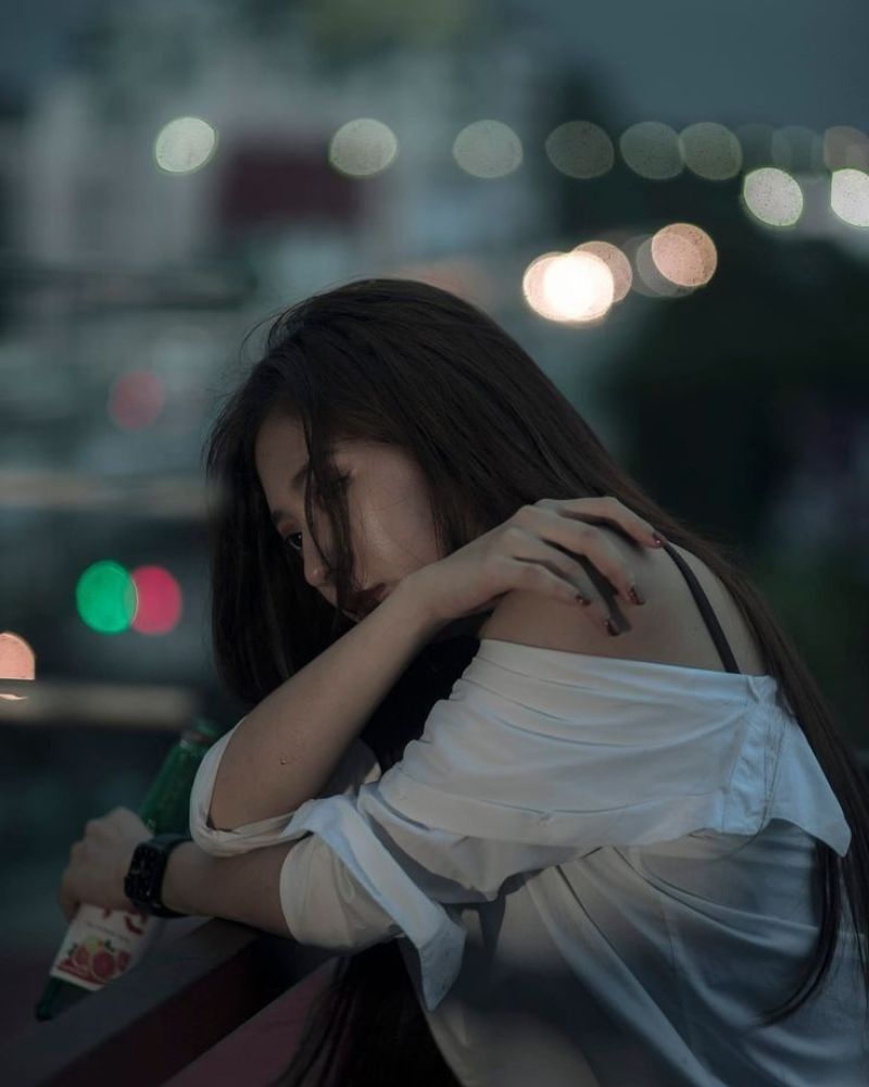 Hình ảnh con gái buồn thất tình uống rượu