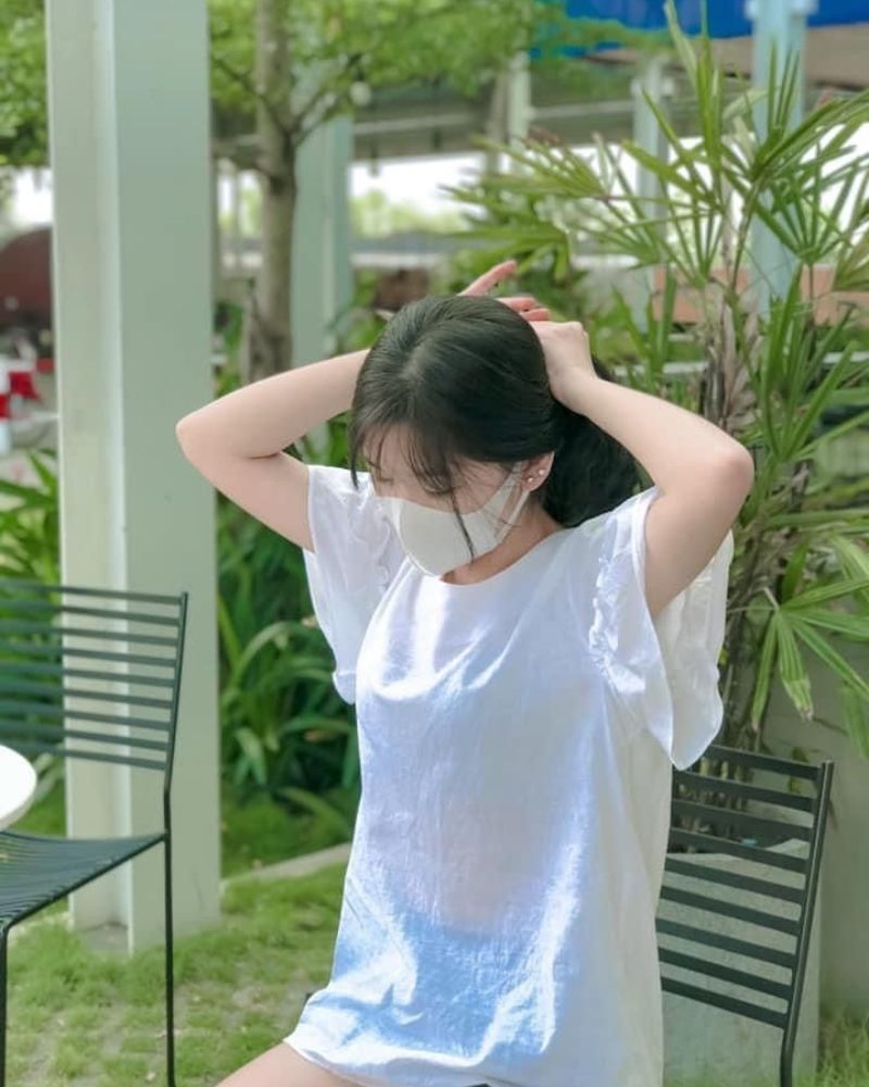 Em gái che mặt bằng khẩu trang xinh đẹp