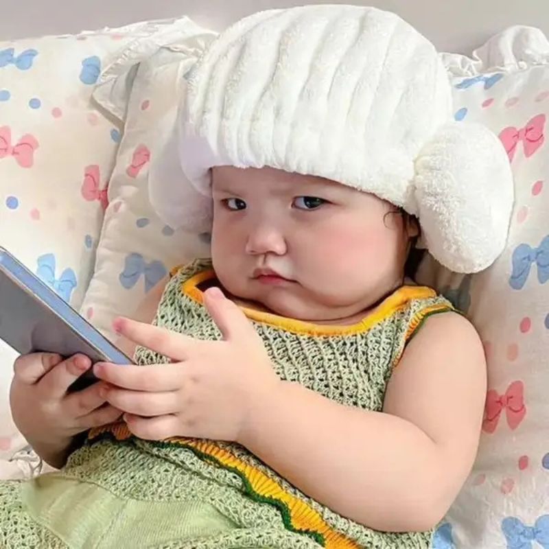 Em bé tức giận meme