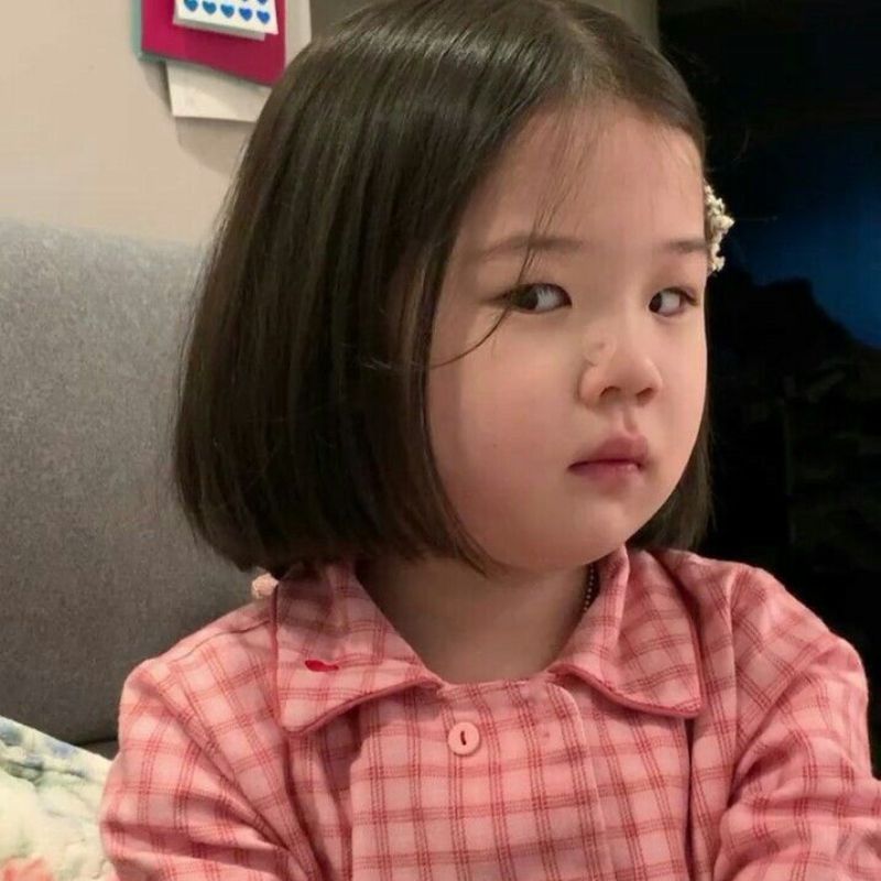 Em bé tức giận meme